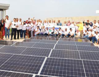 Rangkaian acara peresmian solar panel di FIFGROUP Cabang Rungkut ditutup dengan foto bersama antara Operation Director FIFGROUP, Setia Budi Tarigan, jajaran manajemen FIFGROUP dan seluruh karyawan di atap gedung FIFGROUP Cabang Rungkut yang memiliki 3 lan