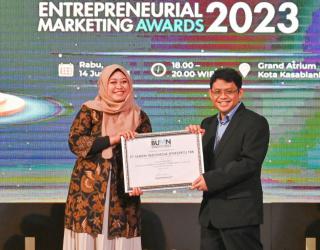  Deputy Chairman MCorp, Taufik (kanan) menyerahkan penghargaan BUMN Entrepreneurial Marketing Awards 2023 kepada GM of Product Management SIG, Sasha Media (kiri) di Grand Atrium Kota Kasablanka, Jakarta, Rabu (14/06). SIG meraih penghargaan The Most Promi