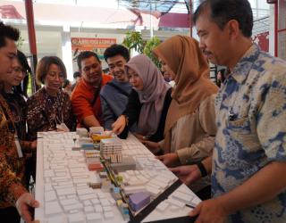 Perwakilan PCU dan Pemkot sedang berdiskusi mengenai maket Desain Dolly Saiki Terbaru