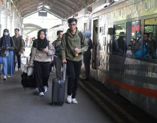 Salah satu penumpang menggunakan layanan Face Recognition