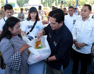 Menteri BUMN RI Erick Thohir didampingi Wali Kota Eri Cahyadi saat meninjau pelaksanaan Pasar Murah Surabaya. (Foto: Pemkot Surabaya)
