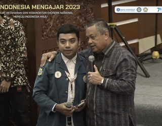 Gubernur BI Perry Warjiyo saat memberikan motivasi pada mahasiswa dalam Bank Indonesia Mengajar 2023 di Unair, Surabaya, Jumat (11/8/2023). (Sumber Gambar: Tangkapan layar youtube BI Jatim)