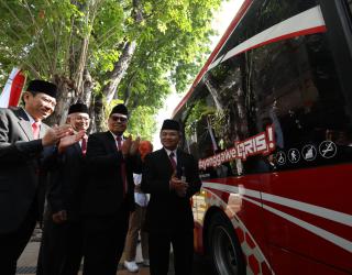 Kepala Bank Indonesia dan Perwakilan Perbankan Naik Trans Jatim Saat Meluncurkan Promo QRIS Rp 78 untuk Angkutan Publik dalam Peringatan HUT RI. (Foto: Istimewa)