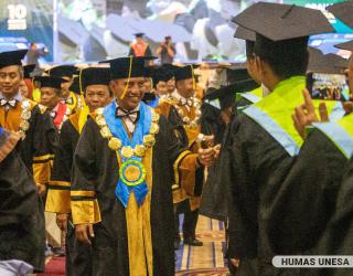 Rektor UNESA, Prof. Dr. Nurhasan, M.Kes., dalam wisuda ke 106
