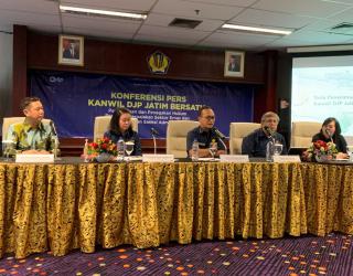 Kakanwil DJP Jawa Timur I, Sigit Danang Joyo (tengah) saat Jumpa Pers di Kantor Wilayah Kanwil Direktorat Jenderal Pajak (DJP) Jawa Timur I di Surabaya.