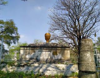 Makam Belanda yang ada di sekitar lapangan Yani golf. (Sumber gambar : teegolf)