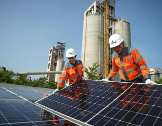 Karyawan PT Solusi Bangun Indonesia Tbk (SBI) melakukan instalasi solar panel di atap gedung utama kantor SBI Pabrik Tuban, Jawa Timur, sebagai upaya akselerasi transisi energi menuju energi baru terbarukan (EBT). Dok : SIG
