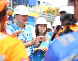 Dr. Pierre Serre-Combe, RD20 Action Committee Member from CEA (French Alternative Energies and Atomic Energy Commission), salah satu peserta RD Summer School 2024 tengah menanyakan beberapa hal terkait operasional GHP Muara Karang dalam kunjungan lapangan