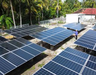 PLTS Kemirian, salah satu proyek PLTS Off Grid di Kepulauan Madura yang dikerjakan oleh PLN Nusantara Power Construction sebagai bagian untuk mendukung elektrifikasi kepulauan terpencil di Indonesia.