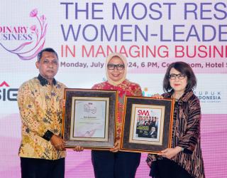 Direktur Operasi SIG, Reni Wulandari (tengah) saat menerima penghargaan The Most Extraordinary Women Business Leaders 2024 dalam ajang Indonesia Most Powerful Women Business Leaders di Hotel Shangri-La Jakarta, pada Senin (15/7/2024).