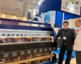 Ketua Asosiasi Teknik Grafika dan Media Indonesia (ATGMI), Herman Pratomo (ka) sedang meninjau Global Print and Packaging Expo (GPPE) , Kamis (12/12)