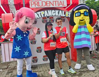 Senyum ceria peserta setelah berhasil finish lari 5 K di PRUActive Family Surabaya, Minggu 15 Desember 2024.