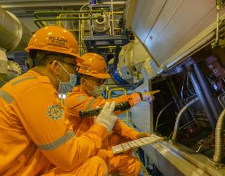 Karyawan PLN Nusantara Power siap siaga mengawal unit pembangkit di seluruh Indonesia untuk tetap beroperasi, menjaga pasokan listrik handal di seluruh Indonesia