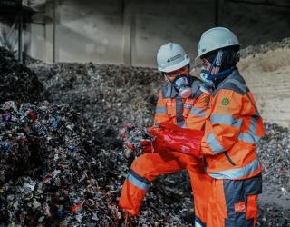 Fasilitas pengolahan limbah dan sampah menjadi bahan bakar alternatif di area green zone Pabrik Narogong, Jawa Barat.