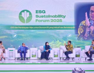  Direktur Utama SIG, Donny Arsal (kedua kanan) menyampaikan paparan pada acara ESG Sustainability Forum 2025 yang diselenggarakan oleh CNBC Indonesia di Menara Bank Mega, Jakarta, pada Jumat (31/1/2025).