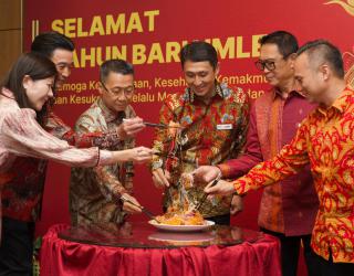 Jajaran Direksi dan Senior Manajemen PT Bank Danamon Indonesia Tbk Menghadiri Acara Chinese New Year Dinner yang diselenggarakan di Hotel Mandarin Oriental, Jakarta pada Kamis 6 Februari 2025. 
