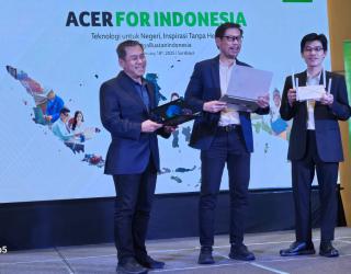 Products & Solutions Director Acer Indonesia, Riko Gunawan (tengah) saat menunjukkan sejumlah produk teknologi terbaru Acer kepada media di Surabaya, Selasa (18/1/2025).