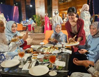 Pengunjung Menikmati Suasana Perayaan Iftar Shangri-La: 