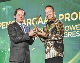 Direktur Utama PLN Nusantara Power (PLN IP) Ruly Firmansyah (kanan) saat menerima piala PROPER EMAS yang dianugerahkan langsung oleh Menteri Lingkungan Hidup (LH) Hanif Faisol Nurofiq (kiri) pada acara Anugerah Lingkungan PROPER di Jakarta