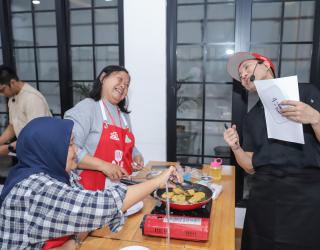 Chef Hideki Fujiwara menunjukkan cara memasak nugget sayur tanpa garam dengan Masako®️. Lezat dan lebih sehat, cocok untuk buka puasa.