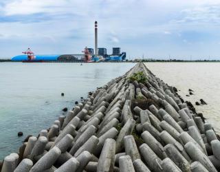 Foto Tetrapod FABA yang terpasang dan difungsikan untuk mencegah terjadinya abrasi dan memperkuat struktur pantai serta pemecah gelombang.
