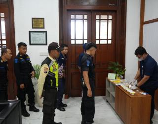Para Petugas KAI Daop 8 Surabaya Melakukan Tes Narkoba Secara Mendadak pada Minggu 23/3/2025 di Stasiun Gubeng Surabaya.