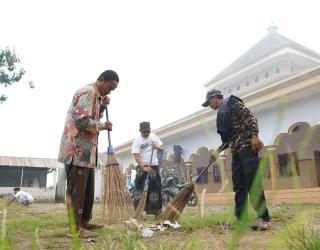 Relawan Sobat Aksi Ramadan SIG (tengah) bersama alumni santri membersihkan masjid dan lingkungan Pondok Pesantren Minhaju Al-Ihtida, Situbondo, Jawa Timur, pada Kamis (20/3/2025).
