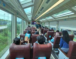 Kereta Api Mutiara Timur Tambahan Panoramic menjadi pilihan nyaman bagi para pemudik Lebaran 2025, siap mengantar penumpang dengan rute Surabaya dan Ketapang dengan layanan eksklusif .