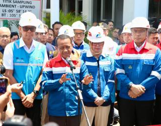 Menteri ESDM, Bahlil Lahadalia (kedua dari kiri) didampingi Kepala BPH Migas, Erika Retnowati (kedua dari kanan), Direktur Utama PLN, Darmawan Prasodjo (kiri), dan Direktur Utama Pertamina, Simon Aloysius Mantiri (kanan).