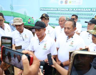 Menteri Lingkungan Hidup Hanif Faisol Nurofiq (tigadari kiri), Bupati Karanganyar Robert Christanto (dua dari kanan), Direktur Utama PLN Nusantara Power Ruly Firmansyah (dua dari kiri) saat melakukan doorstop media setelah penanaman pohon di kawasan Telag