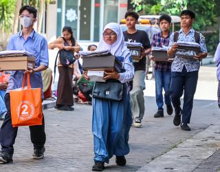 Seragam Baru, Harapan Baru: Gotong Royong Surabaya untuk 6.144 Pelajar Keluarga Miskin