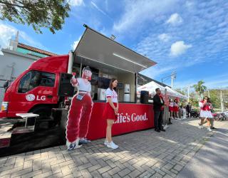 Truk Life’s Good LG hadir di Surabaya, menampilkan berbagai produk premium seperti TV OLED, mesin cuci pintar, dan kulkas inovatif untuk kampanye teknologi terbaru. (Foto: Ardhia tap)