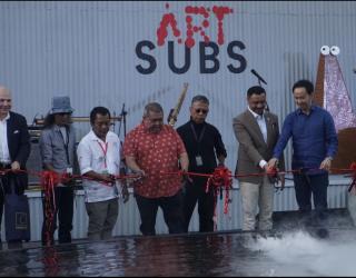 Pembukaan resmi Artsub 2025: Para tokoh seni dan pejabat memotong pita, menandai dimulainya pameran seni rupa kontemporer di Balai Pemuda Surabaya. (Sumber Foto : Ardhia Tap)