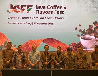 Para pejabat dan perwakilan pelaku usaha menghadiri **Java Coffee & Flavors Fest 2025** di Surabaya, Sabtu (23/8/2025). Acara ini menjadi ajang *business matching* untuk memperkuat ekosistem kopi Jawa Timur sekaligus mendorong perluasan akses pasar ekspor
