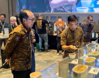 Kepala Perwakilan BI Jawa Timur, Ibrahim, ikut merasakan langsung pengalaman *cupping* kopi dalam ajang **Java Coffee Flavor Fest 2025** di Surabaya.