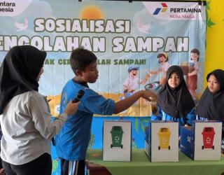 “Pertamina Patra Niaga Tuban bersama mahasiswa PPNS gelar edukasi pengelolaan sampah di SDN 2 Remen untuk tanamkan kesadaran lingkungan sejak dini.”