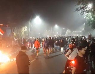 Gedung Negara Grahadi Surabaya Dibakar Massa Saat Aksi Demo