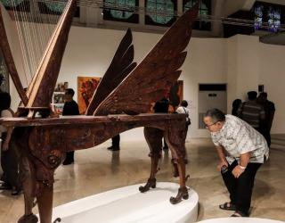 Monsinyur Didik menikmati setiap sudut Artsub 2025, larut dalam karya seni yang menginspirasi dan membawa suasana Surabaya jadi lebih hidup. (Sumber Foto: Robertus )