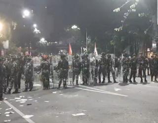 Massa Anarkis di Grahadi Dibubarkan, Wartawan Ikut Terkena Gas Air Mata