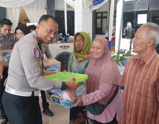 Dirlantas Polda Jatim Kombes Pol Iwan Saktiadi menyerahkan Sembako kegiatan bakti kesehatan di Kantor Kelurahan Kedung Cowek