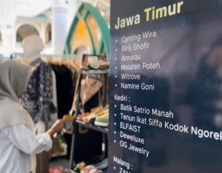 Salah Satu Pengunjung Dalam Gelaran Fesya Java 2025 di Masjid Agung Surabaya