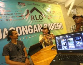 Praktisi media Totok J. Sumarno (tengah) berbagi pengalaman tentang relevansi foto jurnalistik di era digital dalam diskusi Jagongan Bareng yang digelar Pewarta Foto Indonesia (PFI) Surabaya