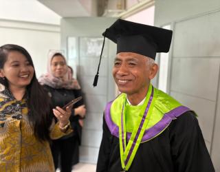 Masjudi (59) Saat Menghadiri Wisuda S1 di Graha Unesa (27/9/2025) Surabaya