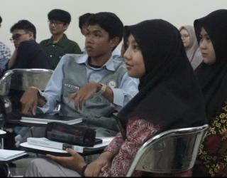 Siswa SMA Labschool UNESA (berseragam) duduk berdampingan dengan mahasiswa Pendidikan Bahasa Jepang UNESA (berbatik) dalam program Pre University Class Inbound. Selasa siang (9/9/2025)