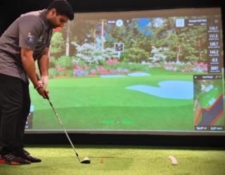 Jotham Singh, General Manager Brawijaya Driving Range saar menunjukkan cara bermain Golf Simulator, Kamis (25/9/2025) di Surabaya. (Foto: Ardhia tap)
