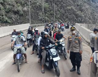 Polisi Siaga di Jembatan Besuk Koboan, Warga Diminta Waspada Aktivitas Semeru