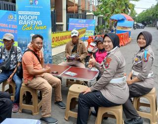 Ditlantas Polda Jatim Ngopi Bareng Warga, Edukasi Tertib Lalu Lintas Saat Operasi Zebra Semeru