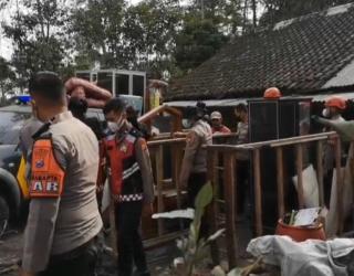 Pasca Erupsi Semeru,Polisi Bersihkan Lahar Dingin dan Bantu Warga Selamatkan Barang berharga