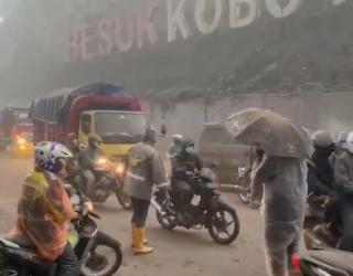 Asap Tebal Selimuti Jembatan Besuk Kobokan, Polisi Terapkan Buka-Tutup Jalan