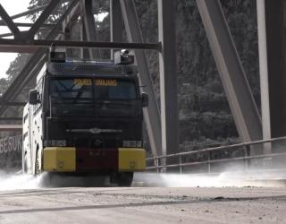 Water Cannon Diterjunkan, Jembatan Besuk Kobokan Dibersihkan dari Debu vulkanik Erupsi Semeru
